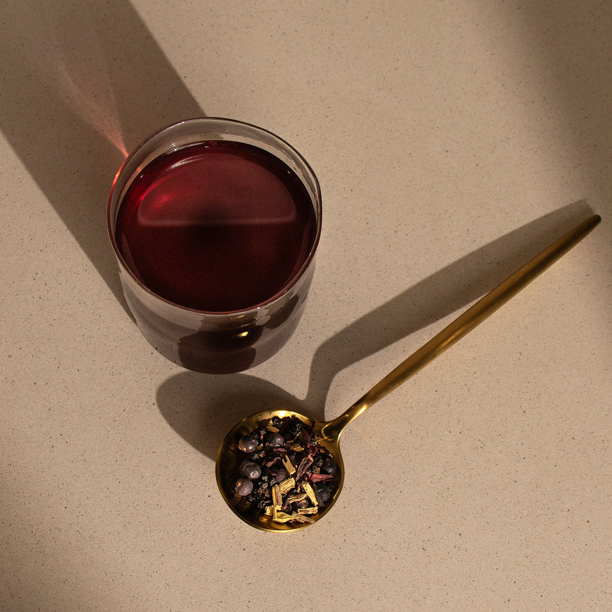 Natural berry tea rich in vitamin C and flavonoids