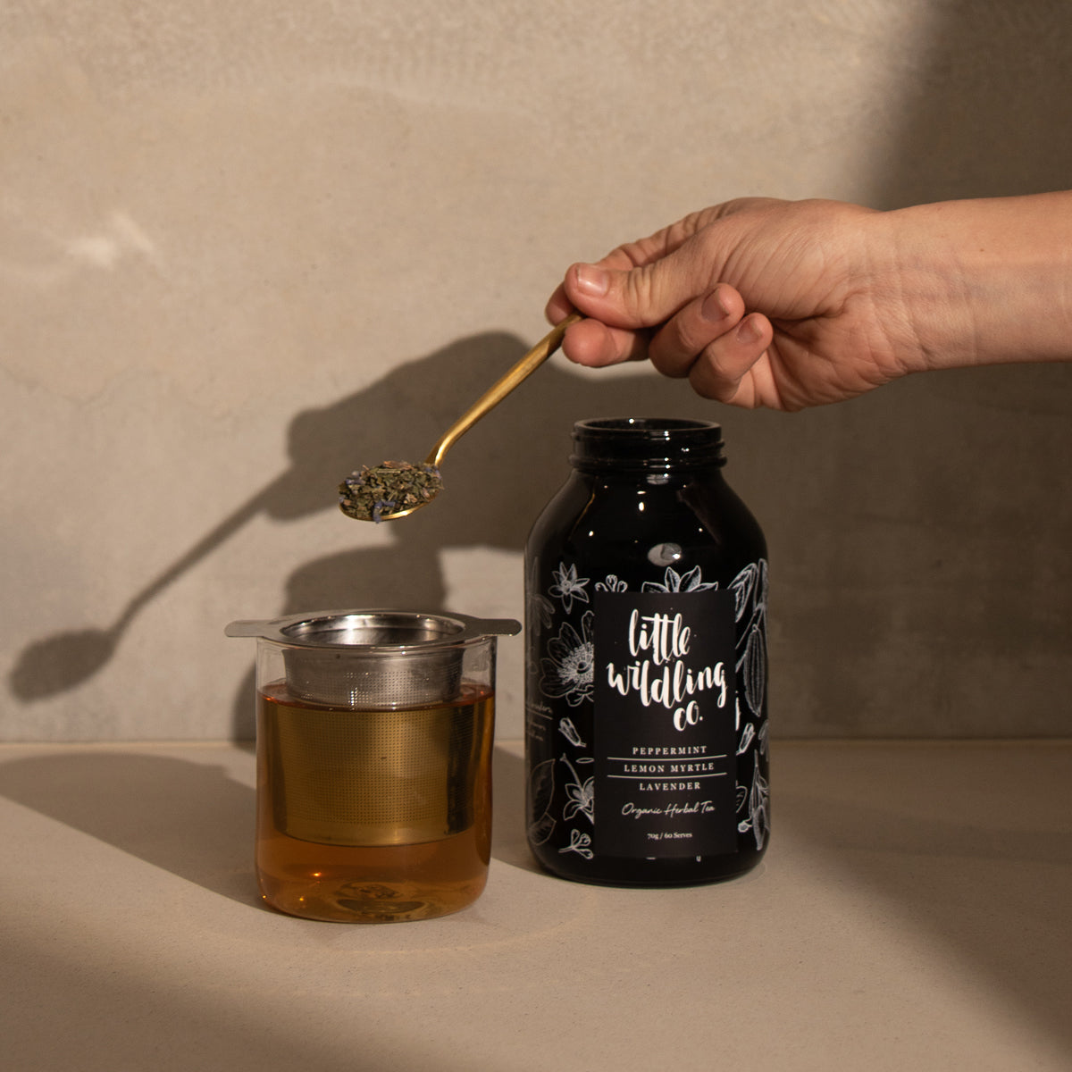 Organic digestive relief tea with peppermint